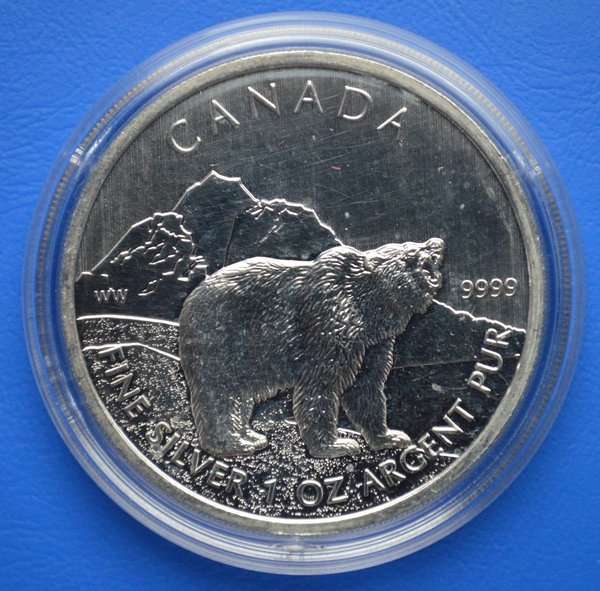 5 dollar Canada Grizzly 1 ounce  999/1000 zilver 2011 er kunnen melk vlekjes op zitten